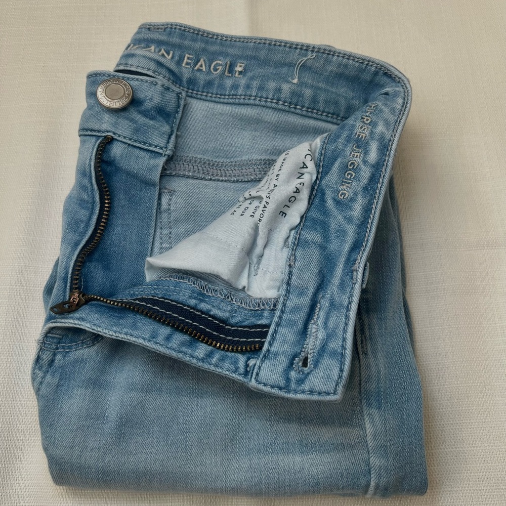 American Eagle high rise jegging in a light wash denim in a size 4R